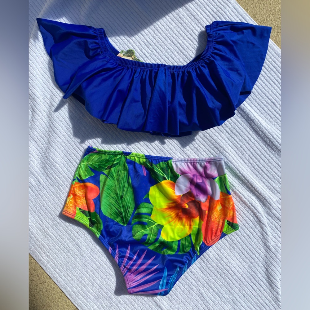 Tropical two piece floral Bathingsuit. Made in Colombia. NEW